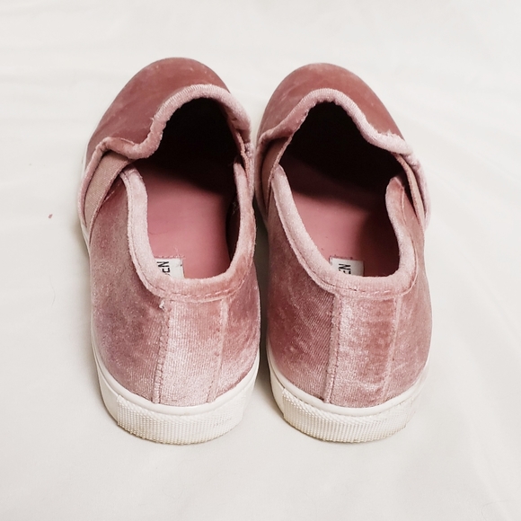 STEVE MADDEN Velvet Pink Slip-on Sneakers - Picture 6 of 10